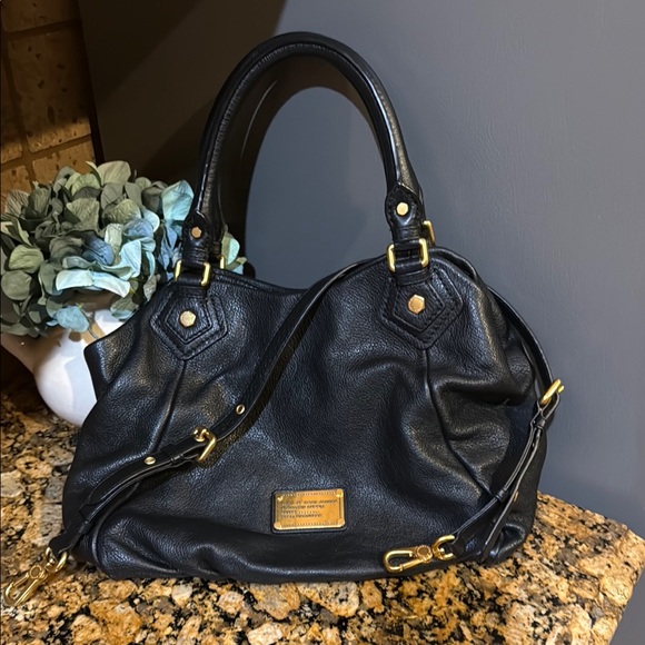 Marc Jacobs Black and Gold Shoulder Bag with Sophisticated Design - Picture 1 of 10